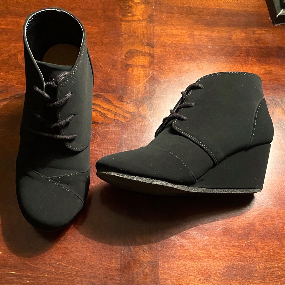 Y-NOT? GIRL’S FAUX SUEDE  BLACK PLATFORM BOOTIES SIZE 3.5M